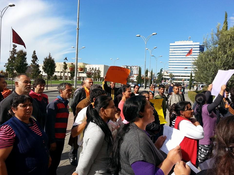 Protesta para Bashkisë së Tiranës nga familjet e zonës së Selitës, të cilat kërkojnë kompensim për banesat që pritet t'u shemben nga ndërtimi i Unazës së re të Tiranës. 27 tetor 2014 Foto: facebook.com/aktivizmi