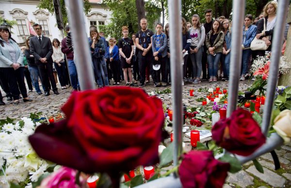 Njerëz nga Republika Çeke nderojnë viktimat e masakrës së Ditës së Bastijës në Nisë. (Vit Simanek/CTK via AP) 