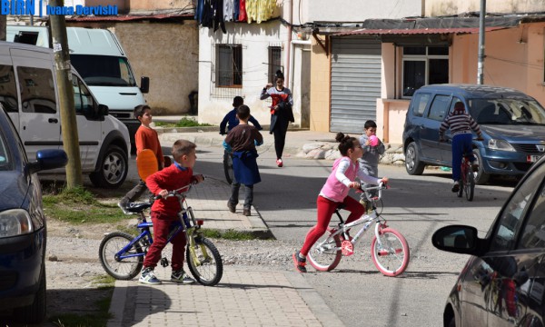 Fëmijët luajnë në rrugë me biçikleta në një lagje të Tiranës në zonën e Selitës. Tiranë, 22 mars 2016. Foto: Ivana Dervishi/BIRN.