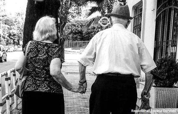 Një çift të moshuarish rrezatojnë përkujdes teksa ecin të kapur prej dore rrugëve të kryeqytetit. Reporterja e BIRN më pas publikoi një seri fotosh të të moshuarve që shprehin dashurinë në publik.
