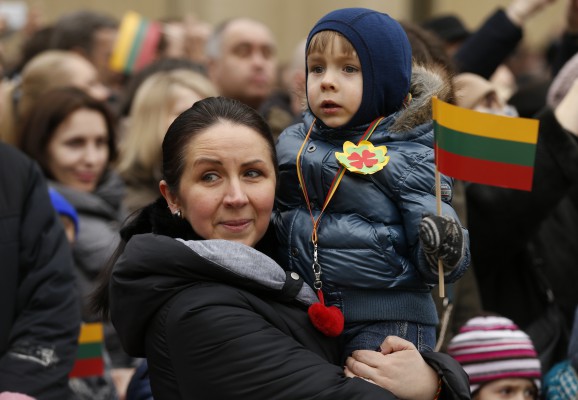Një fëmijë mban një flamur gjatë festimit të ditës së pavarësisë në sheshin me të njëjtin emër përpara parlamentit në Vilnius, Lituani. (AP Photo/Mindaugas Kulbis)