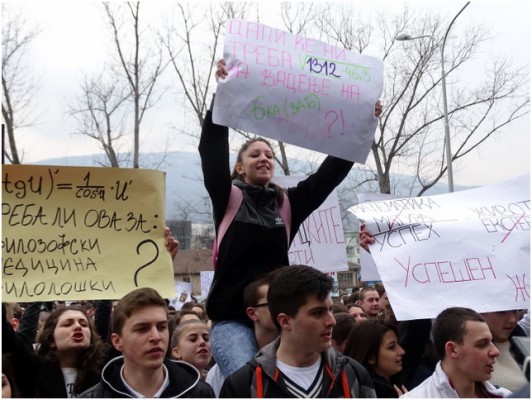 Nxënësit maqedonas në protestë. Foto: Sinisa Jakov Marusic