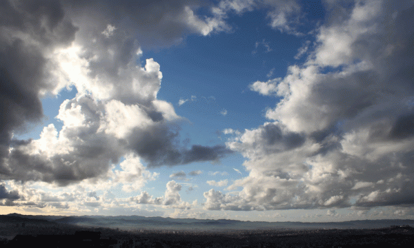 Një grumbull resh qëndron në qiellin e Tiranës, fotografuar prej malit të Dajtit. Foto: Ivana Dervishi | BIRN.