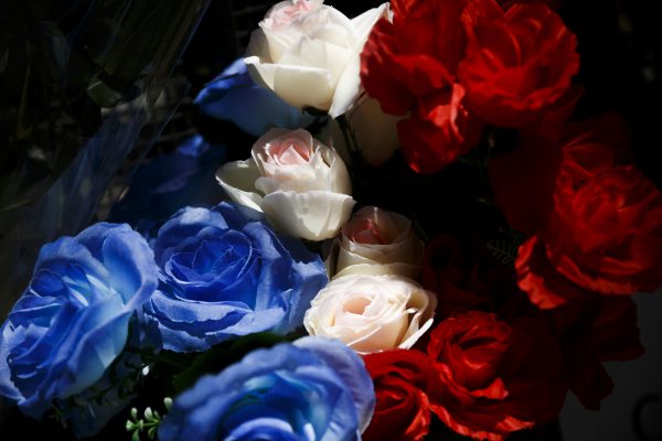 Lule me ngjyrat e flamurit francez janë vënë në ceremoninë përkujtimore të viktimave të Nisës në Spanjë. (AP Photo/Daniel Ochoa de Olza)