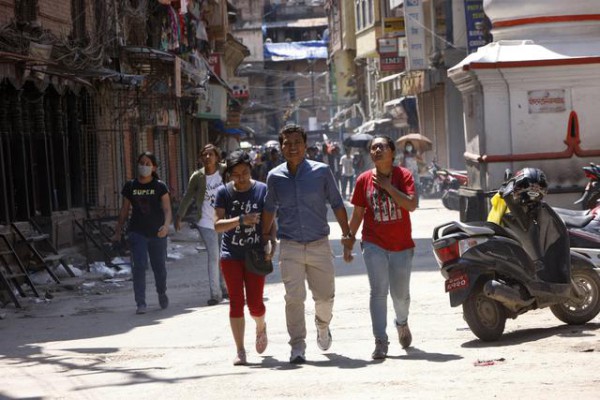 Njerëzit nxitojnë të gjejnë zona të sigurta pas një tërmeti të dytë në Kathmandu, Nepal. (AP Photo/Bikram Rai)