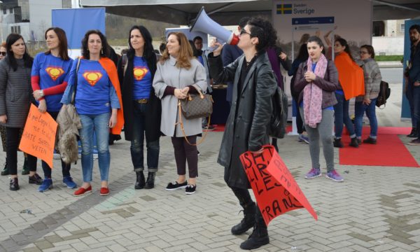 Xheni Karaj, kryetare e Aleancës LGBT flet në mbrojte të të drejtave të grave LBT në Tiranë. 8 mars 2017. Foto: Loreta Cuka via BIRN. 