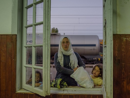 Rola, 29 vjeç, pozon në stacionin e trenit në qytezën Gevgelija, Maqedoni | Foto: Elena Geroska