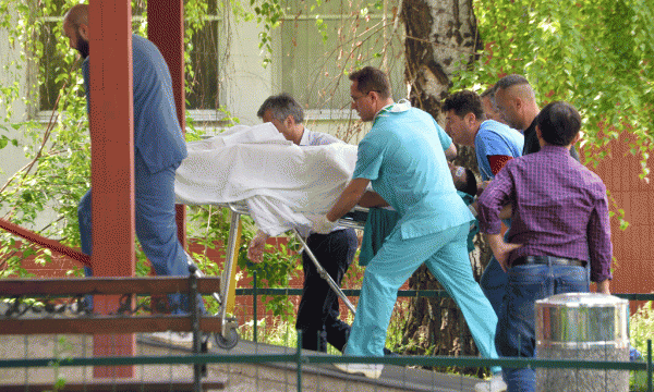 Personeli mjekësor po transporton një të plagosur që u transferua me helikopter nga Kumanova për te një spital në Shkup të Maqedonisë më 9 maj 2015. (AP Photo/Dragan Mitreski)