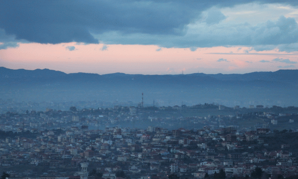 Muzgu bie mbi kryeqytet teksa dallohen pallatet e shumta të zonave të populluara të Tiranës. Foto: Ivana Dervishi | BIRN.