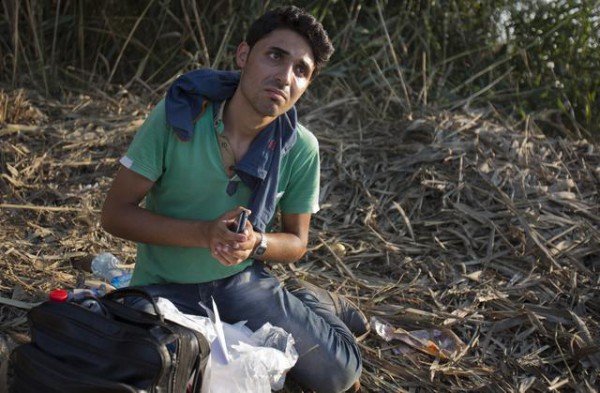 Hussein Al-Shamali, 20 vjeç nga Idlib, Siria, qëndron ulur me çantën e tij pasi ka kaluar nga Serbia në Hungari. Në çantën e tij, Hussein mban atë që ai shpreson të jetë çelësi i të ardhmes së tij: të gjitha regjistrimet e mësimeve. (AP Photo/Darko Bandic)