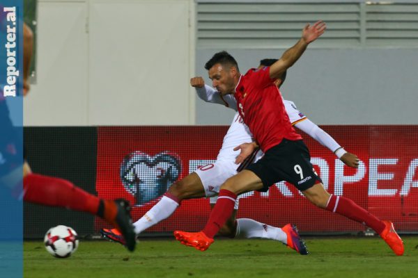 Ledian Memushaj lufton për topin me Thiago Alcantara e Spanjës. Foto: BETA/( AP Photo/Hektor Pustina)