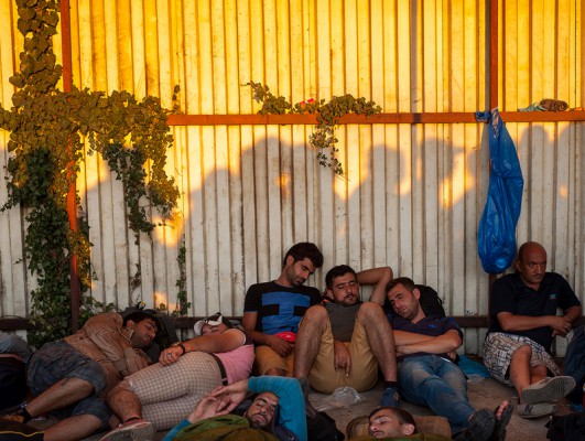 Një grup refugjatësh fle pranë stacionit të policisë në qytezën Gevgelija, Maqedoni. | Photo by: Tsvetomir Dimov