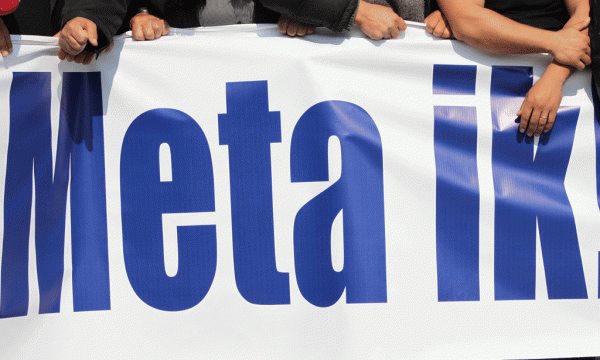 Protestuesit mbajnë një pankartë që lexon “Meta ik” dhe njëkohësisht brohorasin në mbështetje të kryetarit të Partisë Demokratike, Tiranë, Shqipëri. Foto: Ivana Dervishi | BIRN.