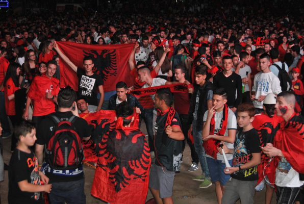Tifozët festojnë fitoren e kombëtares shqiptare ndaj Rumanisë në Euro 2016. Foto: Mira Leka via BIRN