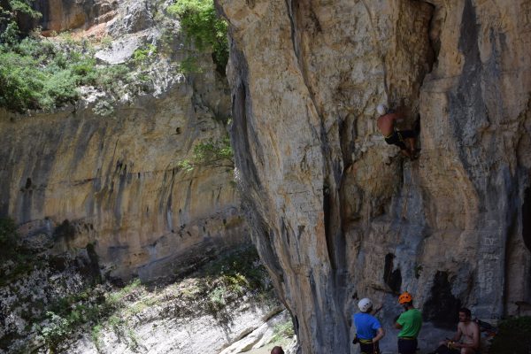 Grupi i të pasionuarve të ngjitjes së shkëmbinjve në kanionet e Lengaricës. 28 maj 2016.