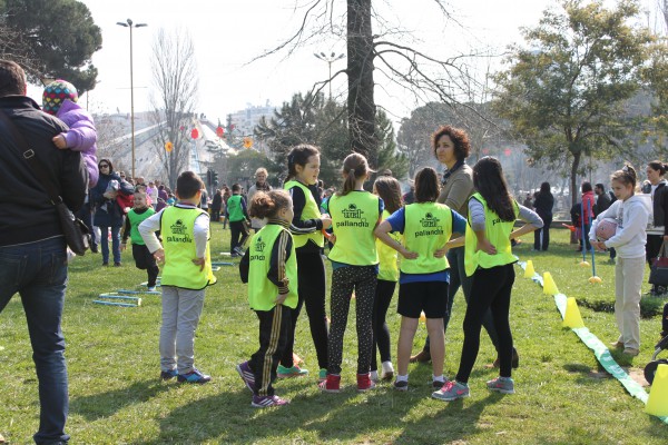 Një grup nxënësish luajnë një lojë në Parkun Rinia, aty ku u zhvilluan aktivitete të ndryshme sportive, Tiranë, Shqipëri. Foto: Ivana Dervishi | BIRN.