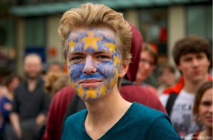 Një europian ka të pikturuar në fytyrë flamurin e Bashkimit Europian gjatë një manifestimi në Francë në vitin 2014. Foto: Serge Kalika/Flickr.
