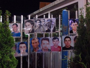 Fotot e njerëzve të humbur në Prishtinë. Foto: Flickr