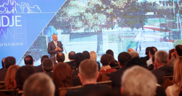 Kryeministri Edi Rama duke prezantuar projektet e fondit të rajoneve, që ai i quan "kantieri i Rilindjes." | Foto nga : kryeminsitria.al