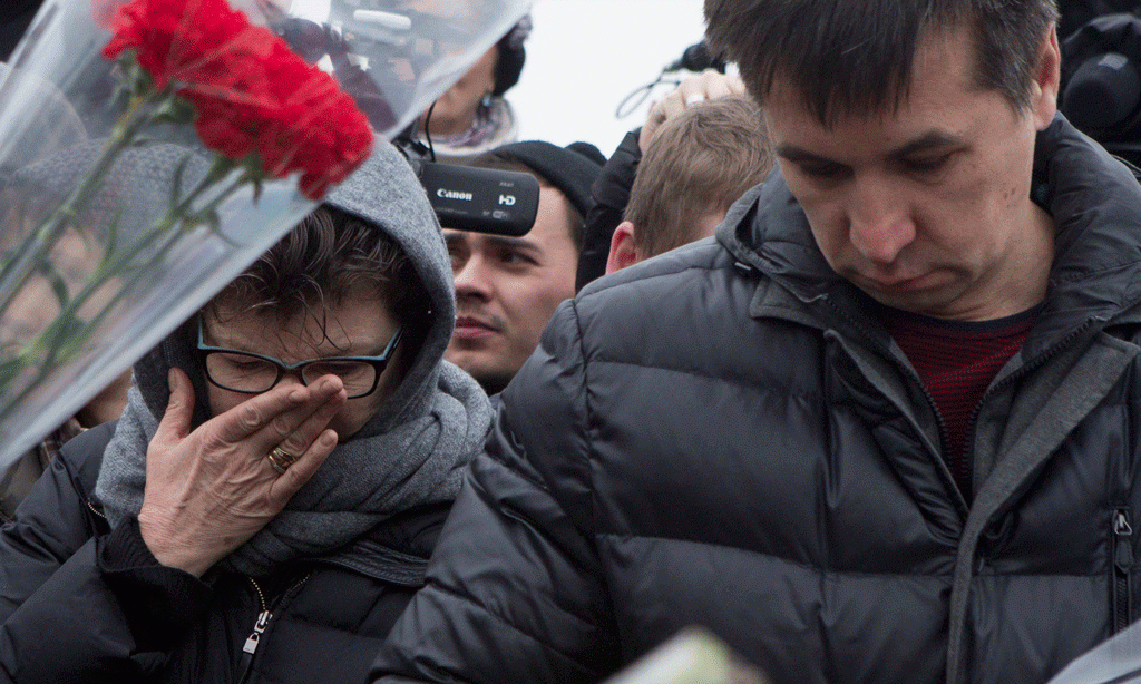 Simpatizantët po vendosin lule në vendin ku kreu i opozitës ruse, Boris Nemtsov, një kritik i ashpër i presidentit Vladimit Putin, u ekzekutua me armë zjarri nga njerëz të panjohur në Sheshin e Kuq në Moskë më 28 shkurt 2015. Ai u ekzekutua pak ditë para një manifestimi të madh kundër luftës së Putinit në Ukrainë. (AP Photo/Denis Tyrin)