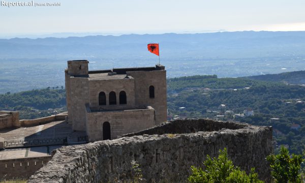 Kalaja e Skënderbeut parë nga lart gjatë një eksplorimi me biçikletë. 