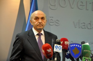 Kryeministri i Kosovës,Isa Mustafa gjatë konferencës për shtyp. Foto: BETA.