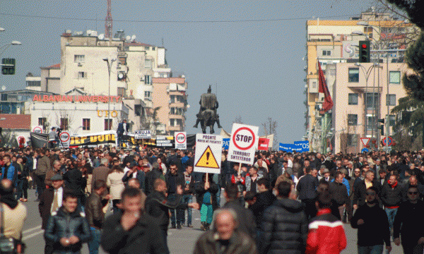 Një turmë e madhe protestuesish marshojnë nga sheshi “Skënderbej” drejt bulevardit “Dëshmorët e Kombit” për t’iu bashkuar protestës së opozitës, Tiranë, Shqipëri. Foto: Ivana Dervishi | BIRN.
