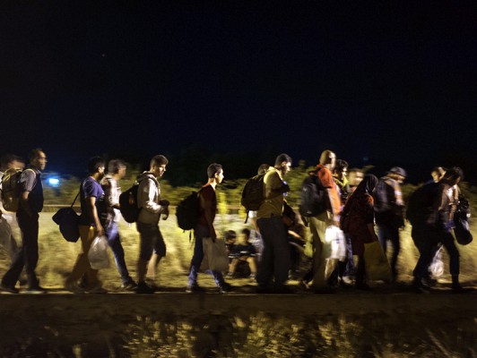Emigrantë duke ecur drejt kufirit Maqedoni-Serbi pranë fshatit Tabanovc | Foto: Tsvetomir Dimov