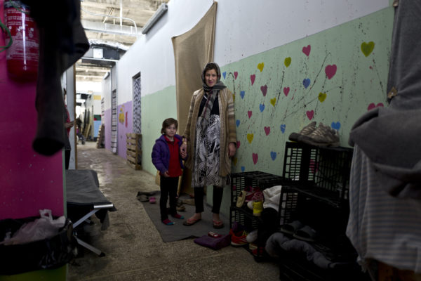 Në këtë foto të 2 janarit 2017, Naita As'adi, 22 vjeçe dhe 9 muajshe shtatzënë, një refugjate afgane nga Kabuli, mban afër vajzën e saj 5-vjeçare Aida, ndërsa pozon për një foto jashtë dhomës së saj në kampin e refugjatëve Oinofyta, Greqi. “Është një problem i madh të jesh shtatzënë ndërsa ka mbetur në Greqi, ne nuk mund të kthehemi në Afganistan dhe unë kam shumë frikë,” tha As’adi. (AP Photo/Muhammed Muheisen)