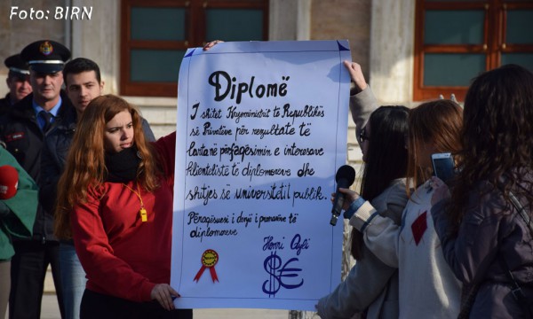 Qindra aktivistë dhe studentë protestojnë për tërheqjen e ligjit të arsimit të lartë. 16 dhjetor 2015. Foto: Ivana Dervishi/BIRN.