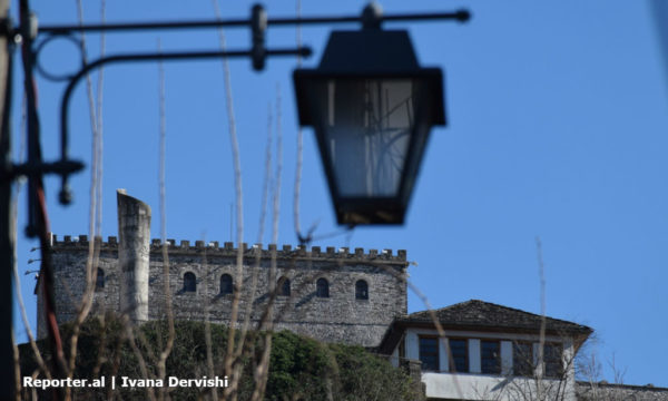 Gjirokastra është një nga pikat kryesore të turizmit në jug të Shqipërisë. Mars 2017. Foto: Ivana Dervishi/BIRN