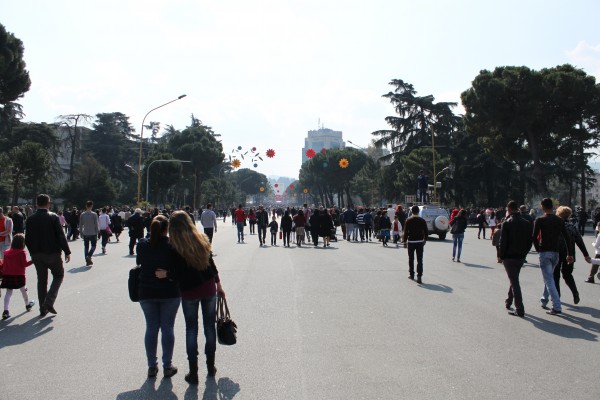 Njerëzit ecin përgjatë Bulevardit Dëshmorët e Kombit për t’iu bashkuar aktiviteteve sportive dhe kulturore të Ditës së Verës, Tiranë, Shqipëri. Foto: Ivana Dervishi | BIRN