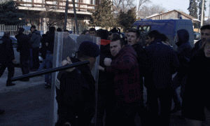 Policia duhe arrestuar një demonstrues. Foto: Vetevendosje.