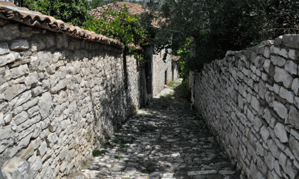 Rrugicë në Lagjen Kala në Berat. Foto: BIRN