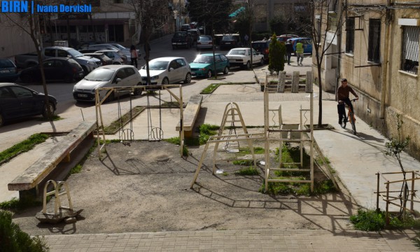 Një park i braktisur lodrash në rrugën “Frostina Plaku”. Tiranë, 22 mars 2016. Foto: Ivana Dervishi/BIRN.