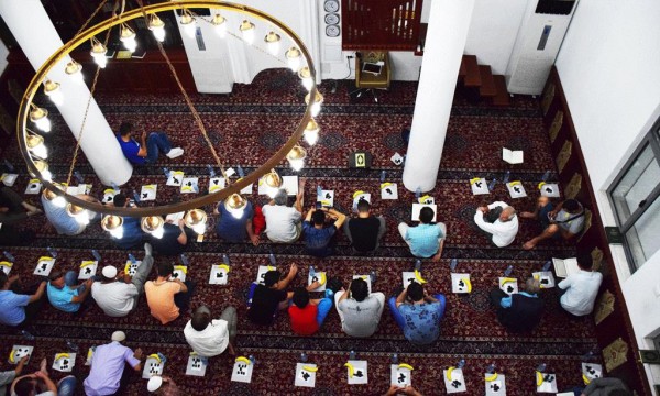 Besimtarët falin namazin në xhaminë Dine Hoxha, Tiranë, Shqipëri.13 korrik 2015. Foto: Ivana Dervishi/BIRN. 