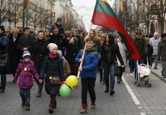 Njerëzit marshojnë gjatë festimit të pavarësisë së Lituanisë. (AP Photo/Mindaugas Kulbis)