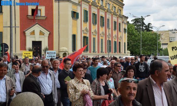 Qindra punëtorë të rafinerisë së naftës të Ballshit në protestë në Tiranë. 19 maj 2016. Foto: Ivana Dervishi/BIRN