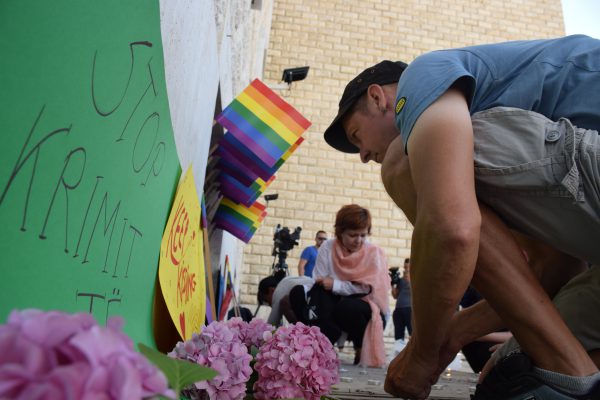 Pjesëtarët e komunitetit LGBTI nderojnë viktimat e sulmit të Orlandos, Tiranë. 14 qershor 2016. Foto: Ivana Dervishi/BIRN.