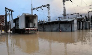 Nënstacioni elektrik i përmbytur si pasojë e daljes nga shtrati e lumit Drino, në qytetin e Gjirokastres. Shirat e furishëm kanë sjellë përmbytje por edhe prodhim të lartë energjie. Foto: LSA