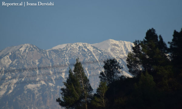 Mali i Tomorrit i parë nga qendra e Beratit. Foto: Ivana Dervishi/BIRN