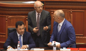 Kryeministri Edi Rama, zëvendëskryeministri Niko Peleshi dhe ministri i Financave Shkëlqim Cani në kuvend më 25 shtator 2014. Foto: LSA
