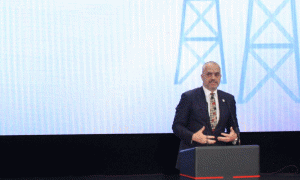 Kryeministri Edi Rama, duke folur për energjinë elektrike më 27 tetor 2014. Foto: LSA