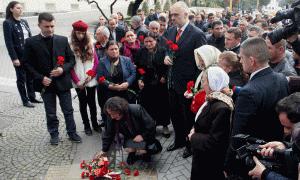 Kryeministri Edi Rama dhe familjarët e viktimave të 21 janarit 2011 duke vendosur lule në përvjetorin e katërt më 21 janar 2015. Foto: Gent Shkullaku/LSA