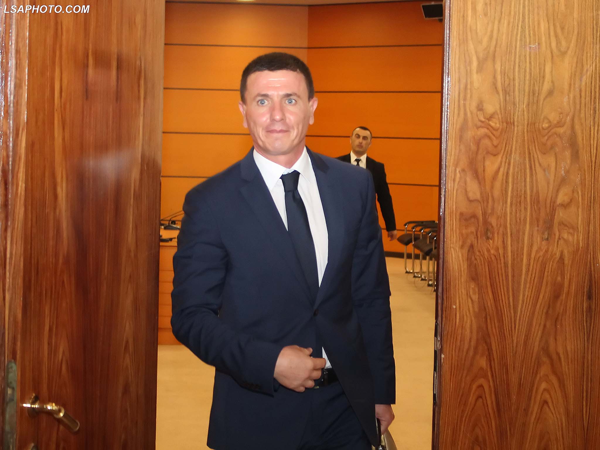 Gjyqtari i Gjykatës Administrive e Apelit, Artur Malaj duke dalë nga seanca dëgjimore e Komisionit të Pavarur te Kualifikimit, KPK, në Tiranë më 31 korrik 2018. Foto: LSA