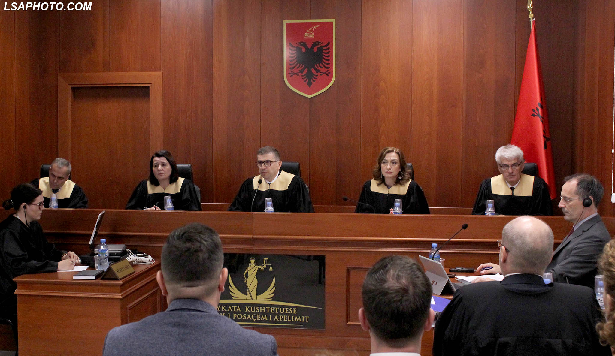 Trupa gjyqësore e KPA-së gjatë një seance publike. 
