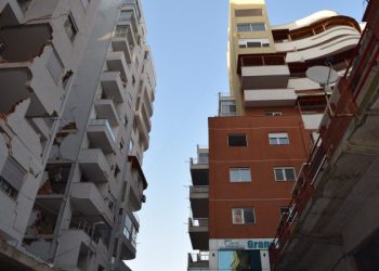 në të majtë ngrihet pallati 13 katësh i subjektit “jedas” dhe në të djathtë pallati 12 katësh i subjektit “kastrati”. foto geri emiri 600x400