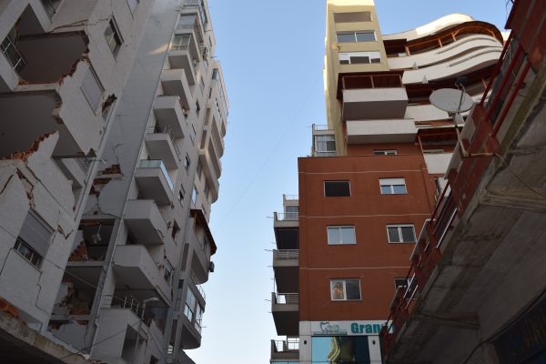 në të majtë ngrihet pallati 13 katësh i subjektit “jedas” dhe në të djathtë pallati 12 katësh i subjektit “kastrati”. foto geri emiri 600x400