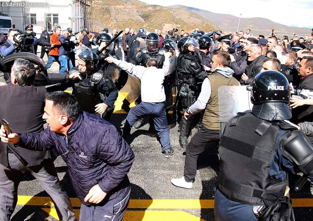 Protestues duke u përleshur me policinë dhe djegur sportelet e pagesës së taksës në rrugën e Kombit, pranë tunelit të Kalimashit. | Foto : LSA Protestues duke u përleshur me policinë dhe djegur sportelet e pagesës së taksës në rrugën e Kombit, pranë tunelit të Kalimashit. | Foto : LSA
