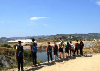 fëmijë të fshatit sharrë tokat e të cilëve është shpronësuar nga inceneratori 534x400